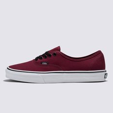 Nascido em Anaheim, Califórnia, em 1966, o Authentic é o estilo tradicional original da Vans. Originalmente conhecido como Vans #44 Deck Shoes, o Authentic se tornou um ícone cult imediato e incorpora nossa atitude “Off The Wall” desde então. Construído com um perfil simples com cadarço, o Tênis Authentic Port Royale Black é um clássico que mantém viva a vibe old school. Com cabedal em lona resistente na cor vinho, apresenta vira lateral de borracha na cor branca, ilhós de metal e o solado emborrachado em waffle exclusivo Vans.