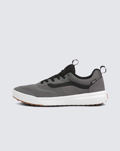 Uma nova adição à família Vans, o UltraRange Rapidweld foi a solução para a necessidade de nossos atletas de alto nível por um tênis versátil que proporcionasse conforto em longas viagens ao redor do mundo. Apresentando um composto de entressola UltraCush atualizado, que oferece o máximo em conforto e amortecimento, além de uma confecção de encaixe em forma de meia LuxLiner com partes internas sem costura para reduzir peso, atrito e pontos quentes, o Tênis Ultrarange Rapidweld Pewter True White apresenta uma estética limpa que o levará aonde quiser. Feito com cabedais de camurça sintética e tecido respirável, possui solado durável de borracha co-moldada e minitratorada para reduzir a cola e melhorar o acabamento.