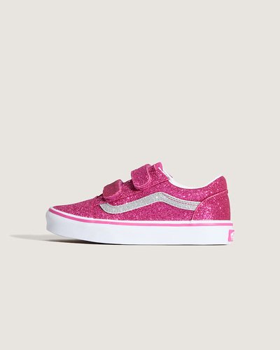 Estação’77: Sinta algo novo. O Tênis Old Skool Kids Glitter Rasp Raspberry Rose Infantil reinventa o icônico tênis Sidestripe, trocando os cadarços tradicionais por fechos duplos de velcro. Com detalhes exclusivos, este modelo de cano baixo proporciona um ajuste fácil e seguro, que mantém os pequenos confortáveis o dia todo.