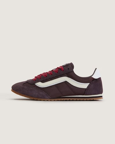 Versatilidade retrô. Inspirado na Coleção Serio dos anos 80 - combinando estilo retrô com um toque moderno. O Tênis Super Lowpro Chou Lace Purple Red revive um legado de perfil baixo, inspirado nos perfis elegantes e baixos dos tênis de corrida e flats dos anos 80. Inspirado no Serio Style 84, ele canaliza a incursão passada em calçados esportivos, combinando design tradicional com versatilidade para o dia a dia. Leve e feito para se movimentar, ele se mantém fiel ao legado da Vans - de ir além do skate.
