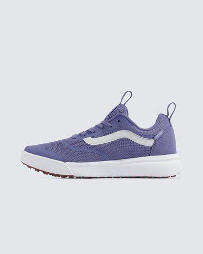 O UltraRange Rapidweld foi adicionado à família Vans para atender a necessidade dos atletas de alto nível: um tênis versátil que ao mesmo tempo proporcionasse conforto em longas viagens ao redor do mundo. O modelo apresenta um composto de entressola UltraCush atualizado, oferecendo o máximo em conforto e amortecimento, além de uma confecção de encaixe em forma de meia LuxLiner - com partes internas sem costura para reduzir o peso, atrito e pontos quentes. O Tênis Ultrarange Rapidweld 1.0 Purple Haze White apresenta uma silhueta com uma estética totalmente limpa, que o levará para todos os lugares. Feito com cabedais de camurça sintética e tecido respirável, o solado é durável em uma borracha co-moldada e mini tratorada.