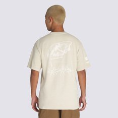 Feita de material macio de algodão orgânico, a Camiseta Mte Sabertooth Ss Tee Peyote apresenta uma lavagem overdye para um visual vintage. Coberta com uma gola canelada e detalhes do ícone VR3, ela possui estampa frontal na altura do peito, no lado esquerdo e nas costas, em silk à base d’água.

A equipe da Vans definiu metas ambiciosas de sustentabilidade. Grandes ou pequenos, todos os esforços se somam a uma mudança positiva. Para ganhar o logotipo do globo Checkerboard, pelo menos 30% do produto deve ser feito de um ou uma combinação de materiais reciclados, renováveis ??e/ou regenerativos. Para saber mais sobre a Vans e sua jornada para materiais sustentáveis, acesse www.vans.com.br/sustentabilidade.