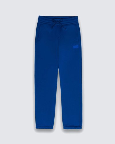 Conforto e estilo para todas as aventuras dos pequenos. A Calça True Blue Infantil é confeccionada em algodão e poliéster. O modelo clássico Vans de cintura média apresenta cós elástico com ajuste em cordão. Traz bolsos frontais estilo faca e aplicação de patch bordado com assinatura Vans em “Drop V” na altura da coxa esquerda. Com bolso traseiro, o modelo possui comprimento mais longo, com shape solto, caimento reto e acabamento canelado. A única preocupação dos pequenos é curtir e relaxar no estilo “Off The Wall”.
