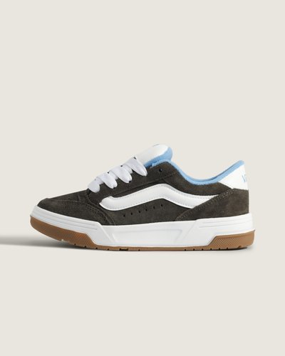 Sempre em alta. Inspirado nos estilos de skate do início dos anos 2000, com um perfil bufante e detalhes oversized. O Hylane é um tênis inspirado no skate Y2K que reinterpreta nossa silhueta Upland de 1999. O Tênis Hylane 2-tone Coal Brown traz referências do passado que  coexistem com detalhes de design sofisticados, como a Sidestripe 3D brilhante e logotipos bordados, enquanto a estrutura robusta e a língua de skate bufante proporcionam um visual e sensação retrô. Com uma entressola com textura exclusiva em V entrelaçado, o Hylane transforma uma estética old school em um item essencial do guarda-roupa atual.