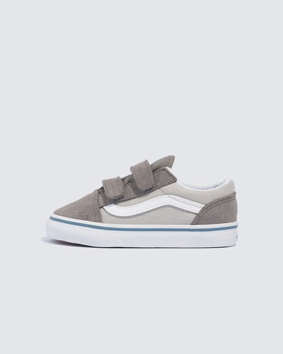 Feito especialmente para proporcionar o calce seguro e confortável dos pequenos, o Tênis Old Skool 2-Tone Driftwood Infantil homenageia o icônico tênis com Sidestripe™, substituindo os cadarços tradicionais por fechos duplos de velcro. Com cabedal durável de camurça e lona em tons de cinza, este modelo de cano baixo proporciona um ajuste fácil e seguro, mantendo o conforto dos pequenos durante todo o dia. O tênis apresenta biqueiras reforçadas, colarinhos acolchoados de suporte e sola de borracha waffle exclusiva Vans.
