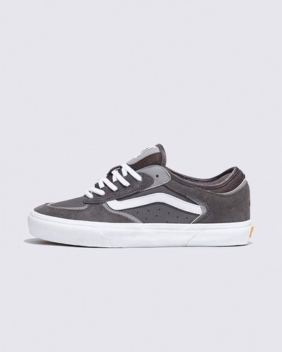 <p>O Tênis Skate Rowley 25Th Drop 2 Grey White é uma verdadeira obra-prima do skate, trazendo o melhor da performance e do estilo para os skatistas mais exigentes. Desenvolvido em colaboração com Geoff Rowley, uma lenda do skate, este tênis incorpora décadas de experiência e inovação no mundo do skate. Com um design robusto e elegante, o Tênis Skate Rowley 25Th Drop 2 Grey White apresenta um perfil aerodinâmico que oferece suporte e estabilidade durante as manobras mais radicais. As partes superiores são construídas com materiais premium, garantindo durabilidade e conforto excepcionais. O modelo conta com características técnicas avançadas, como a sola UltraCush HD que proporciona amortecimento de impacto superior e aderência excepcional em todas as superfícies. Com detalhes de design cuidadosamente trabalhados e uma estética moderna, o O Tênis Skate Rowley 25Th Drop 2 Grey White é a escolha definitiva para os skatistas que buscam performance e estilo incomparáveis nas ruas e nas pistas de skate.</p>