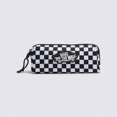 Leve um estilo “Off The Wall” para a sala de aula com o Estojo Old Skool Black. Confeccionado em tecido 100% poliéster reciclado, o estojo possui fechamento por zíper com puxador em atacador, com detalhe em nó estiloso. O modelo acomoda lápis, canetas, demais itens escolares e de escritório. Com estampa icônica em checkerboard tradicional, o estojo organizador traz aplicação de patch bordado, com assinatura Vans em “Drop V” no clássico skate "Off The Wall”. A equipe da Vans estabeleceu metas ambiciosas de sustentabilidade. Grandes ou pequenos, todos os esforços resultam em mudanças positivas. Para ganhar o logotipo do globo Checkerboard, pelo menos 30% do produto deve ser feito de um ou uma combinação de materiais reciclados, renováveis ??e/ou regenerativos. Para saber mais sobre a Vans® e sua jornada em direção a materiais sustentáveis, acesse www.vans.com.br/sustentabilidade.