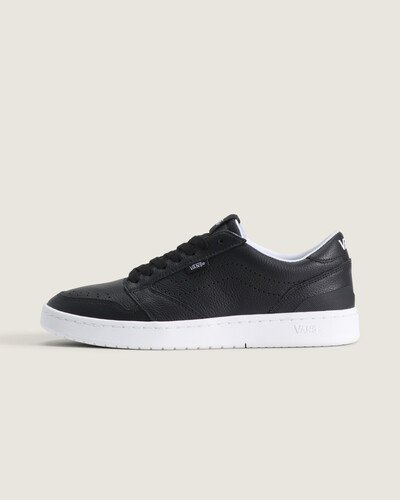 O Tênis Court Low Black assume o legado da Vans com construção em couro e montagem cold cement que prioriza conforto, suporte e flexibilidade. Cabedal em couro com toque firme e perfil low que garante estrutura discreta, oferecendo resposta consistente e sensação acolhedora no uso diário, mantendo a atitude autêntica e descontraída da marca