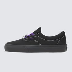 O tênis Vans Era foi o primeiro modelo projetado para skatistas e pensado por skatistas. Introduzido em 1976 e originalmente chamado Vans #95, o Vans Era tornou-se popular pelos lendários Z-Boys e continua sendo o tênis de escolha para skatistas, surfistas e pessoas criativas em todo o mundo. O Tênis Era Metal Hyperpop Black possui cabedal de lona resistente, viras laterais de borracha com biqueiras reforçadas para suportar o desgaste por repetição, ilhós de metal, colarinhos acolchoados para dar apoio e flexibilidade e a original sola waffle de borracha exclusiva Vans.
Características do produto: 
• Tênis de cano baixo; 
• Fechamento com cadarço; 
• Cabedal resistente em lona; 
• Ilhós de metal; 
• Solado emborrachado em waffle exclusivo Vans.