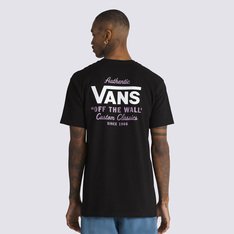Arte e cultura de rua trazem referências icônicas para as peças clássicas da Vans. Confortável o bastante para usar todos os dias e em qualquer ocasião, a Camiseta Holder St Classic SS Black Lavender Mist traz a estampa clássica e tradicional com assinatura Vans® - na parte frontal, localizada na altura do peito, no lado esquerdo. Já nas costas, traz a mesma estampa, em tamanho maior, ambas em silk à base d’água. Em tecido algodão 100%, a camiseta de manga curta masculina na cor preta possui gola redonda e aplicação de etiqueta tecida Vans na manga. Modelagem com silhueta de caimento clássico.