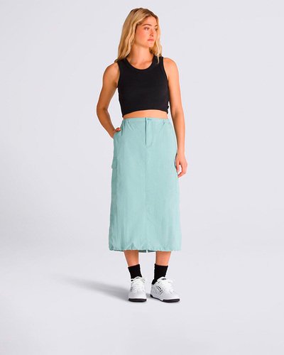 Carregando as tradições da Vans, a Saia Riley Parachute Cargo Skirt Upland Gray Mist é confeccionada em tecido de nylon. Feita para o movimento, ela possui modelagem clássica larga com cintura justa, com bolsos cargos e fecho de aba, com detalhes elegantes em elástico e bainha em cordão.