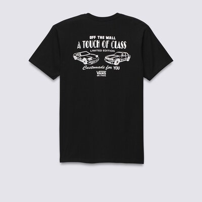 Aprimore seu estilo com a Camiseta Vans Motors Ss Warm Weather Black. Uma camiseta de corte clássico, manga curta e gola redonda, feita de algodão respirável. O modelo apresenta uma estampa frontal e nas costas com carros e assinatura Vans “Off The Wall”.
