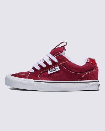 Reviva momentos de nostalgia com o Tênis Chukka Push Port. Com um design inspirado no skate dos anos 90, que abre seu próprio caminho voltado para o futuro. Um design robusto e detalhes exagerados exploram a alma de uma era icônica de calçados de skate e o estilo tradicional. O modelo apresenta um cabedal premium de camurça e lona, unindo tecnologia moderna de amortecimento para manter você sempre confortável, dentro e fora das pistas.