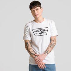 Fundada na Califórnia em 1966, a Vans está envolvida com a cultura de rua, artes, música e ligada ao skate e à evolução do esporte, sem perder a essência. Dos clássicos aos modernos, a Vans possui uma enorme variedade de modelos de tênis, roupas e acessórios, sempre mantendo o estilo "Off The Wall". A Camiseta Full Patch White Black masculina de manga curta traz a estampa "Full Patch" com o icônico skate e inscrição "since 1966” centralizado na altura do peito, em silk à base d’água. Com etiqueta tecida Vans aplicada na lateral da manga, gola canelada, a camiseta branca é confeccionada em algodão e poliéster. Tipo de caimento: classic. O modelo tem 1,82 e veste tamanho M.