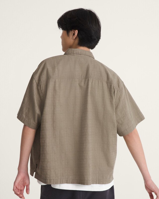 Camisa Manga Curta Larkspur Textured Solid Bungee Cord