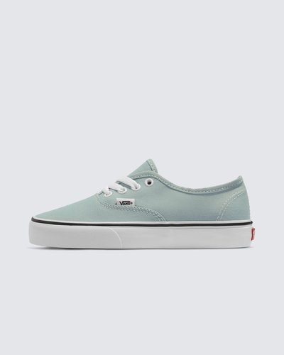 O original. Cores atualizadas. Nascido em 1966 como Style 44, o Vans Authentic Shoe deu início a tudo. Sua estreia introduziu a icônica sola waffle, dando aos skatistas a aderência e a durabilidade necessárias para ultrapassar limites. Refinado e reforçado ao longo do tempo, é um símbolo do legado da Vans: intemporal, fiável e fiel às suas raízes. Agora parte da Coleção Color Theory, o Tênis Authentic Grey Pure foi reinventado em tons vibrantes, para uma abordagem nova e criativa.