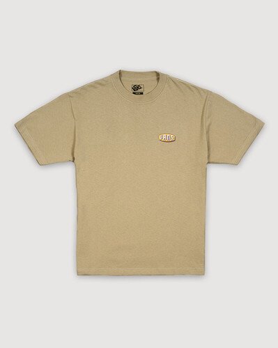 Clássica e estilosa. A Camiseta Ss Raised Up Bay Leaf possui mangas curtas para um estilo casual para o dia a dia. Ela é finalizada com uma estampa frontal com assinatura personalizada Vans, na altura do peito, no lado esquerdo.