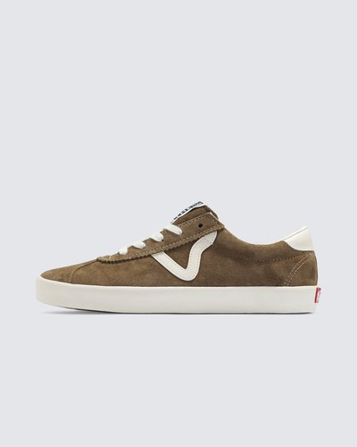 Inspirado nos clássicos da Vans, o Sport Low é uma interpretação moderna dos estilos retrô icônicos da década de 90 da Vans, mantendo viva a herança e todo o legado da época. O modelo recria o visual da silhueta original do Skate Vans Sport. Desde o colarinho mais baixo e aberto até a língua estendida, passando pela marcante Sidestripe com design exclusivo em "V" e pelos detalhes coloridos, o Tênis Sport Pig Suede Brown de cano baixo vulcanizado combina perfeitamente uma estética inspirada no skate, com detalhes retrô únicos.
