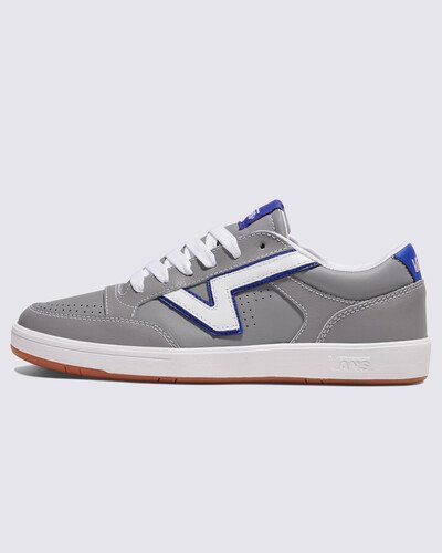 O Tênis Lowland Sport Track Grey Blue é uma silhueta Vans dos anos 80 com um perfil fino e uma palmilha e sola em forma de nuvem para um conforto modernizado. Originalmente concebido para a prática de tênis no início dos anos 80, quando a Vans tinha sua produção com foco atlético, este estilo de cano baixo mantém um visual retrô, ao mesmo tempo que adiciona emoção ao homenagear suas origens, com a assinatura tradicional Vans “Flying V”.