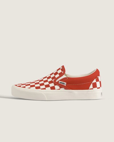 <p>O Tênis Slip-On Color Theory Checkerboard Tomato nasceu em 1977 como Vans #98 e rapidamente virou ícone da Vans por sua praticidade e design descomplicado. Este modelo traz construção vulcanizada em lona resistente, combinando flexibilidade e suporte para conforto imediato. Forro acolchoado e materiais têxteis de origem vegetal reforçam a sensação de leveza, enquanto o fechamento slip-on garante uso ágil, alinhado ao legado criativo e descontraído da marca</p>