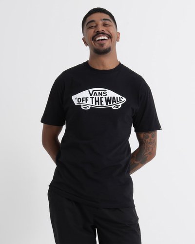 Fundada na Califórnia em 1966, a Vans está envolvida com a cultura de rua, artes, música e ligada ao skate e à evolução do esporte, sem perder a essência. Dos clássicos aos modernos, a Vans possui uma enorme variedade de modelos de tênis, roupas e acessórios, sempre mantendo o estilo "Off The Wall". A camiseta OTW Classic SS preta de manga curta, possui o logo do lendário skate Vans "Off the Wall" estampado na altura do peito em silk à base d’água. Traz etiqueta tecida Vans aplicada na manga, gola canelada, costura reforçada nos ombros e é confeccionada em 100% algodão. Tipo de modelagem: classic. O modelo tem 1,82m de altura e veste tamanho M.