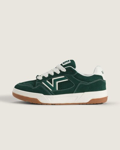 Inspirado no passado, feito para o presente. Direto dos anos 2000, com cabedal bufante, cadarços robustos e melhorias focadas no conforto. Conheça o Tênis Upland Conatrast Contrast Stitch Emerald, um tênis do passado repaginado para o futuro. A Vans pegou o clássico robusto de cano baixo dos anos 90 e adicionou alguns toques modernos. O formato do pé redesenhado proporciona ajuste e conforto aprimorados, enquanto materiais de alta qualidade combinam durabilidade e estilo. Com cadarços oversized e detalhes ousados ??do logotipo, o Upland conecta perfeitamente a herança da Vans com tudo o que o presente reserva.