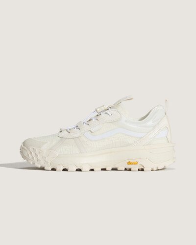 Vá de “Off The Wall” para “Off The Grid” com o Tênis Mte Crosspath White. Projetado para a exploração diária e pronto para qualquer terreno, o modelo possui um solado Vibram que proporciona aderência e estabilidade incomparáveis. Além disso, o cabedal repelente à água protege você de condições úmidas, com uma entressola UltraCush que proporciona amortecimento macio e conforto o dia todo.