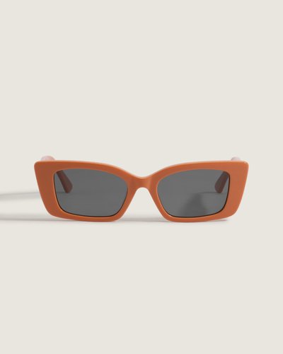 O Óculos Motz Flame traz armação em acetato com acabamento polido e formato gatinho. Lentes em policarbonato com proteção UV400 oferecem conforto visual e filtragem eficaz da luz. Hastes largas e estrutura robusta garantem encaixe seguro e sensação de resistência. Modelo de estética urbana que adiciona atitude e presença ao visual, com composição: armação em acetato, lentes em policarbonato.
