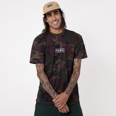 Fundada na Califórnia em 1966, a VANS está envolvida com a cultura de rua, artes, música e ligada ao skate e à evolução do esporte, sem perder a essência. Dos clássicos aos modernos, a VANS possui uma enorme variedade de modelos de tênis, roupas e acessórios, sempre matendo o estilo "Off The Wall". A camiseta Vans Classic Easy Box de manga curta possui o logo Vans "Easy Box" aplicado na altura do peito, etiqueta com logo Vans aplicada na manga, gola canelada  e é feita de 100% algodão. Tipo de caimento: classico. O modelo tem 1,82 e veste tamanho M.Aproveite a Black Friday Vans e adquira já seu novo produto Off The Wall