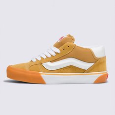 Um tênis volumoso de cano médio dos anos 90 inspirado no passado, construído para os dias de hoje. O Tênis Knu Skool Mid Khaki Gum é uma interpretação moderna de um estilo clássico dos anos 90, com cano médio para maior conforto e estilo dramático. Definido por sua lingueta volumosa, sidestripe moldada em 3D e assinatura Vans em “Drop V” em relevo no colarinho traseiro, este tênis marcante revisita as silhuetas do Old Skool original, combinando um ícone do passado com as tendências atuais.