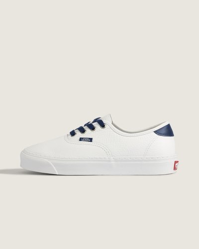 Uma interpretação elevada do tênis Heritage, que deu início a tudo. Uma versão elevada da silhueta original da Vans, o Tênis Authentic Leather White Navy apresenta detalhes minimalistas do modelo icônico com atacadores. Com acabamento em couro macio e forro refinado, esta silhueta consagrada pelo tempo nunca pareceu tão boa.