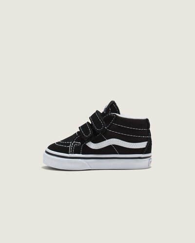 Um tênis de cano médio icônico feito especialmente para crianças. Redesenhado para um ajuste perfeito no estilo do Sk8-Hi® original, o Tênis Sk8-Mid New Black True White Infantil foi construído especialmente para crianças pequenas. Com fechos duplos em velcro, o modelo traz mais conforto e segurança, facilitando o calce dos pequenos. Mantendo a diversão “Off The Wall”, o modelo apresenta heeltab emborrachada vermelha do skate tradicional com assinatura Vans em “Drop V” e inscrição “Off The Wall” aplicada no calcanhar e etiqueta tecida Vans na lingueta. De calce fácil e seguro, feito para curtir e brincar com estilo, sem se preocupar com mais nada.
