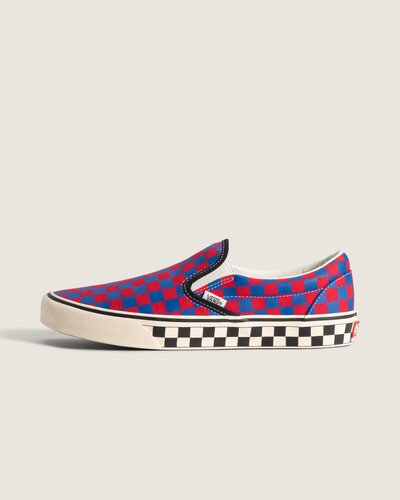 O Tênis Slip-On Festival Checkerboard Red Blue nasceu em 1977 como Vans #98 e rapidamente virou ícone da Vans por sua praticidade e design descomplicado. Este modelo traz construção vulcanizada em lona resistente, combinando flexibilidade e suporte para conforto imediato. Forro acolchoado e materiais têxteis de origem vegetal reforçam a sensação de leveza, enquanto o fechamento slip-on garante uso ágil, alinhado ao legado criativo e descontraído da marca