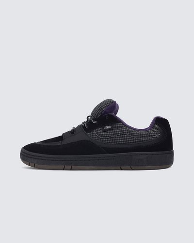 O Tênis Speed Ripstop Black Black é um modelo vintage da linha de skate Vans, lançada no outono de 1998, trazido para os dias de hoje. Feito com partes superiores de camurça e tela que imitam o design do modelo original, esta versão reeditada do Tênis Speed apresenta cores clássicas que utilizam painéis rápidos para um visual em camadas. A sola modernizada dos meados dos anos 90 e a marcação na língua moldada elevam ainda mais este estilo nostálgico.