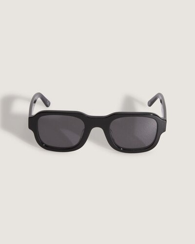 Combinar estilo clássico com proteção é autenticidade Vans. Com um design icônico, o Óculos 66 Sunglasses Ss Black traz uma silhueta clássica da estética Vans, com uma armação atemporal inspirada no estilo vintage, em formato quadrado retrô, com estampa animal print por toda a peça. O modelo traz proteção contra os raios UVA e UVB 400, vento e outros elementos. O óculos de sol que agrega estilo em todas as ocasiões. Traz assinatura Vans na lateral da haste. Pensado para dar conforto e proteção o tempo todo. Fique “Off The Wall” e destaque sua personalidade por onde for. O modelo acompanha uma bolsa de óculos de sol para fácil armazenamento e transporte.