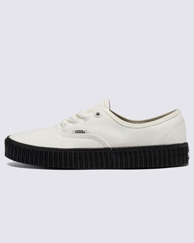 Uma adaptação inspirada no Creeper, um tênis que deu início a tudo. Com inspiração na era grunge dos anos 90, o Tênis Authentic Creeper Grunge Core White traz como base a história dos tênis clássicos da Vans, combinando a sua icónica parte superior em lona com as paredes laterais espessas e texturizadas de uma trepadeira tradicional. Juntamente com o seu design clássico de cano baixo e a icónica sola de borracha waffle, o modelo oferece um visual único, homenageando o estilo grunge que define tendências.