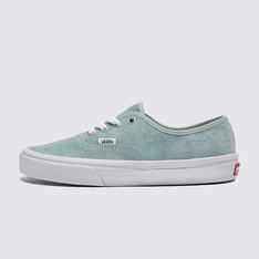O tênis que deu início a tudo. O Authentic é a silhueta original da Vans. Lançado em 1966 e impulsionado pela cultura criativa desde então, este tênis consagrado pelo tempo mantém viva a vibração “Off The Wall” com partes superiores de camurça macia. Juntamente com o design clássico de cano baixo e a icônica sola de borracha waffle, o Tênis Authentic Pig Suede Gray Mist é uma tela em branco para a criatividade, pois esse clássico permite uma infinidade de composições.