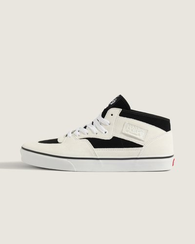 O Tênis Half Cab Decon Suede White evoca o legado da Vans e do Half Cab, criado por Steve Caballero em 1992 com cano médio. Confeccionado em couro com construção vulcanizada, traz estrutura resistente, suporte confiável e flexibilidade na sola. Design autêntico que privilegia conforto e controle, mantendo a atitude descontraída e criativa que fez do modelo um clássico entre praticantes e entusiastas.