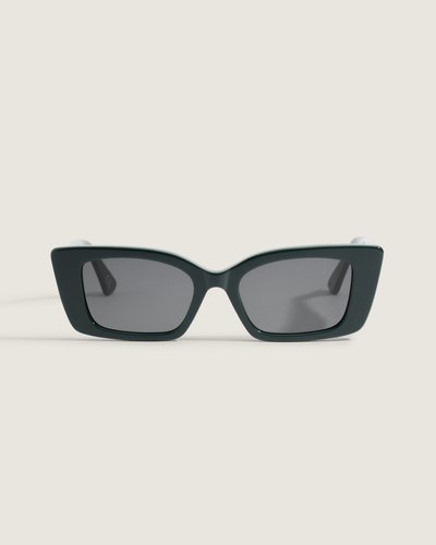 O Óculos Motz Mystic Moss traz armação em acetato com acabamento polido e formato gatinho. Lentes em policarbonato com proteção UV400 oferecem conforto visual e filtragem eficaz da luz. Hastes largas e estrutura robusta garantem encaixe seguro e sensação de resistência. Modelo de estética urbana que adiciona atitude e presença ao visual, com composição: armação em acetato, lentes em policarbonato.