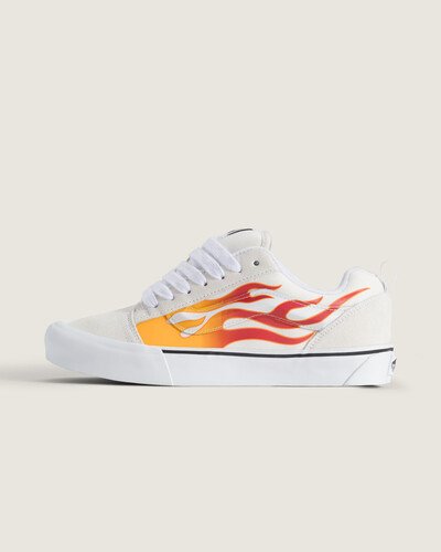 O Tênis Knu Skool Flame Cream é uma interpretação moderna de um estilo clássico dos anos 90, definido por sua língua bufante e SideStripe™ em 3D, finalizada com cadarços robustos, com detalhe estampado na lateral, com as icônicas chamas Vans. Com perfil e detalhes de estilo marcantes, o Knu Skool se inspira no Old Skool original, combinando um ícone do passado com as tendências atuais.