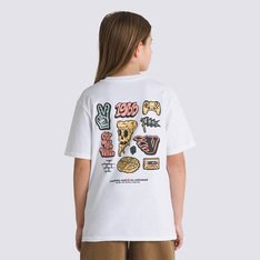 Tradição e originalidade estão presentes na cultura da Vans desde 1966. A personalidade e estilo inconfundível se destacam em todos os seus clássicos. A Camiseta Essentials SS White Infantil de manga curta é confeccionada em tecido de algodão. O modelo infantil possui estampas em artes exclusivas - na parte frontal, traz assinatura Vans com V flamejante - já nas costas, traz o resgate dos logotipos lendários que fazem parte da história da Vans, de uma forma divertida e colorida, com ambas estampas em silk à base d’água. Traz etiqueta tecida Vans aplicada na manga.