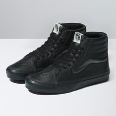 O tênis Sk8-Hi foi introduzido em 1978, originalmente chamado de Style 38 e exibia a agora icônica Vans Sidestripe em uma nova silhueta inovadora de cano alto. Por ter sido apenas o segundo modelo com a icônica sidestripe, a "faixa lateral" dos tênis Vans, antigamente conhecido como “jazz stripe”, o Sk8-Hi trouxe um visual totalmente novo à família Vans. Honrando aquele primeiro lendário cano alto, o tênis Big Mood Sk8-Hi é feito com cabedais duráveis em couro na cor preta e viras laterias em borracha na cor preta. Este tênis com cadarço também possui biqueiras reforçadas, colarinhos acolchoados firmes, o solado emborrachado característico da marca em waffle e as palmilhas UltraCush Lite proporcionam amortecimento ainda mais elevado.• Tênis lendário de cano alto com faixas laterais da Vans • Cabedais duráveis em couro • Fechamento com cadarço • Biqueiras reforçadas • Colarinhos acolchoados firmes • Solado emborrachado característico da marca em waffle
