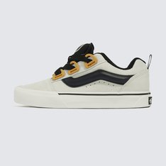 Com inspiração no estilo “volumoso” típico dos anos 90, o Knu Skool é a interpretação contemporânea do estilo clássico de uma década que representa o cenário do skate. Caracterizado por sua lingueta volumosa e Sidestripe Vans moldada em 3D, o Tênis Knu Skool Dr Utility Pop Egret traz o acabamento marcado por cadarços oversized e robustos. Apresenta heeltab do skate tradicional com inscrição Vans em “Drop V” e “Off The Wall” aplicada no calcanhar, com etiqueta tecida “Vans Off The Wall” aplicada na lingueta. Com perfil marcante e detalhes em estilo dramático dos anos 90, esse tênis lendário brinca com o original Old Skool, reverenciando um ícone do passado com as tendências do presente.