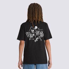 Aproveitar todos os momentos com muita diversão, é “Off The Wall”. A Camiseta Shattered SS Black Infantil é a peça ideal para usar todos os dias. Ela carrega o lado descolado e descontraído da Vans para a estampa frontal e nas costas, destacando assinatura Vans “Off The Wall” com detalhe para o esqueleto de uma caveira andando de skate com o corpo todo desmembrado, em silk à base d’água, que brilha no escuro. Confeccionada em tecido 100% algodão na cor preta, a camiseta infantil de manga curta traz gola careca em rib e etiqueta tecida Vans aplicada na manga. De corte clássico mais justo ao corpo, a camiseta é confortável para brincar e se divertir com muito estilo todos os dias.