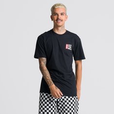 Fundada na Califórnia em 1966, a Vans está envolvida com a cultura de rua, artes, música e ligada ao skate e à evolução do esporte, sem perder a essência. Dos clássicos aos modernos, a Vans possui uma enorme variedade de modelos de tênis, roupas e acessórios, sempre mantendo o estilo "Off The Wall". A Camiseta Vans Off The Wall Black de manga curta, possui o logo "Vans Off The Wall" estampado na altura do peito do lado esquerdo e nas costas, em silk à base d’ água. Apresenta gola canelada, costura reforçada nos ombros e é confeccionada em 100% algodão, na cor preta. Tipo de caimento: clássico. O modelo tem 1,82 e veste tamanho M.