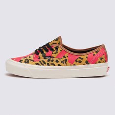 A Vans celebra o pioneiro criativo e lenda do skate Tony Alva com uma coleção de calçados e roupas.

Não há ninguém mais autêntico e verdadeiro consigo mesmo do que Tony Alva. Como um dos primeiros viajantes criativos da Vans, ele se tornou a inspiração para as gerações futuras progredirem em sua jornada para encontrar seu verdadeiro eu. Com o Alva Skates Authentic 44 DX, revisitamos a herança de Tony com a Vans para inspirar todos os pensadores criativos a canalizar seu Tony Alva interior e ser assumidamente autêntico.

• Coleção Vans x Alva Skates
• Cabedal de camurça com inspiração vintage
• Estampa de oncinha com detalhes em rosa
• palmilhas Ortholite®
• Fita foxing com alto brilho
• Cadarços de algodão
• Solado waffle de borracha exclusivo
• 4 linhas de renda de ilhós de metal para tamanhos 3,5-6
• 5 linhas de renda de ilhós de metal para tamanhos de 6,5 e acima.Aproveite a Vans Black Friday e adquira já seu novo produto Off The Wall