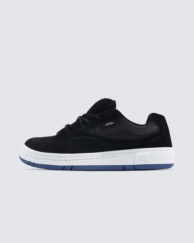 Uma silhueta obscura dos anos 90 ganha vida nova. O Tênis Speed Pop Sole Black Blue é um modelo de arquivo obscuro da linha de skate feminino do outono de 1998, ressuscitado para hoje. Feito com partes superiores em camurça e malha que imita o design original, esta versão reinventada do Speed apresenta cores clássicas que utilizam painéis rápidos para um visual em camadas. A sola modernizada de meados dos anos 90 e a marca na língua moldada elevam ainda mais esse estilo retrô.