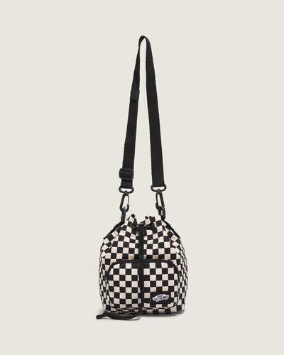 Com um design simples mas repleta de estilo, a Bolsa ABD Bucket Bag Black White estilo saco, confeccionada em tecido inovador, possui fecho por trava na divisória principal. O modelo traz um bolso frontal com fecho em zíper, uma alça tiracolo ajustável e removível, com aplicação de etiqueta Vans na capa frontal.