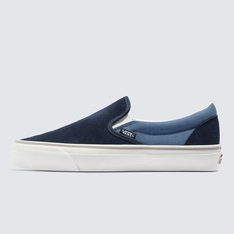 A Vans reconstruiu alguns dos seus clássicos mais icônicos com escolhas intencionais sobre os materiais utilizados. Com cabedais feitos de algodão orgânico e poliéster reciclado, um solado que usa borracha natural e uma palmilha de espuma de base biológica para um conforto que faz você se sentir bem, o Tênis Slip-On Mte Salt Wash Classic Navy mantém todo o DNA “Off The Wall” da Vans, enquanto dá um passo na direção certa. A equipe da Vans definiu metas ambiciosas de sustentabilidade. Grandes ou pequenas, todos os esforços se somam a uma mudança positiva. Para ganhar o logotipo do globo Checkerboard, pelo menos 30% do produto deve ser composto de um ou uma combinação de materiais reciclados, renováveis ??e/ou regenerativos. Para saber mais sobre a Vans e sua jornada para materiais sustentáveis, acesse www.vans.com.br/sustentabilidade.