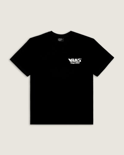 A Camiseta Manga Curta Bottom Heavy Black traz construção em malha KNIT com toque encorpado e caimento reto. O modelo masculino explora a textura do algodão e acabamento limpo, oferecendo conforto e respirabilidade. Gola e costuras reforçadas garantem resistência, enquanto a estrutura leve mantém liberdade de movimento. Detalhes sutis e acabamento atemporal reforçam a presença discreta do design.